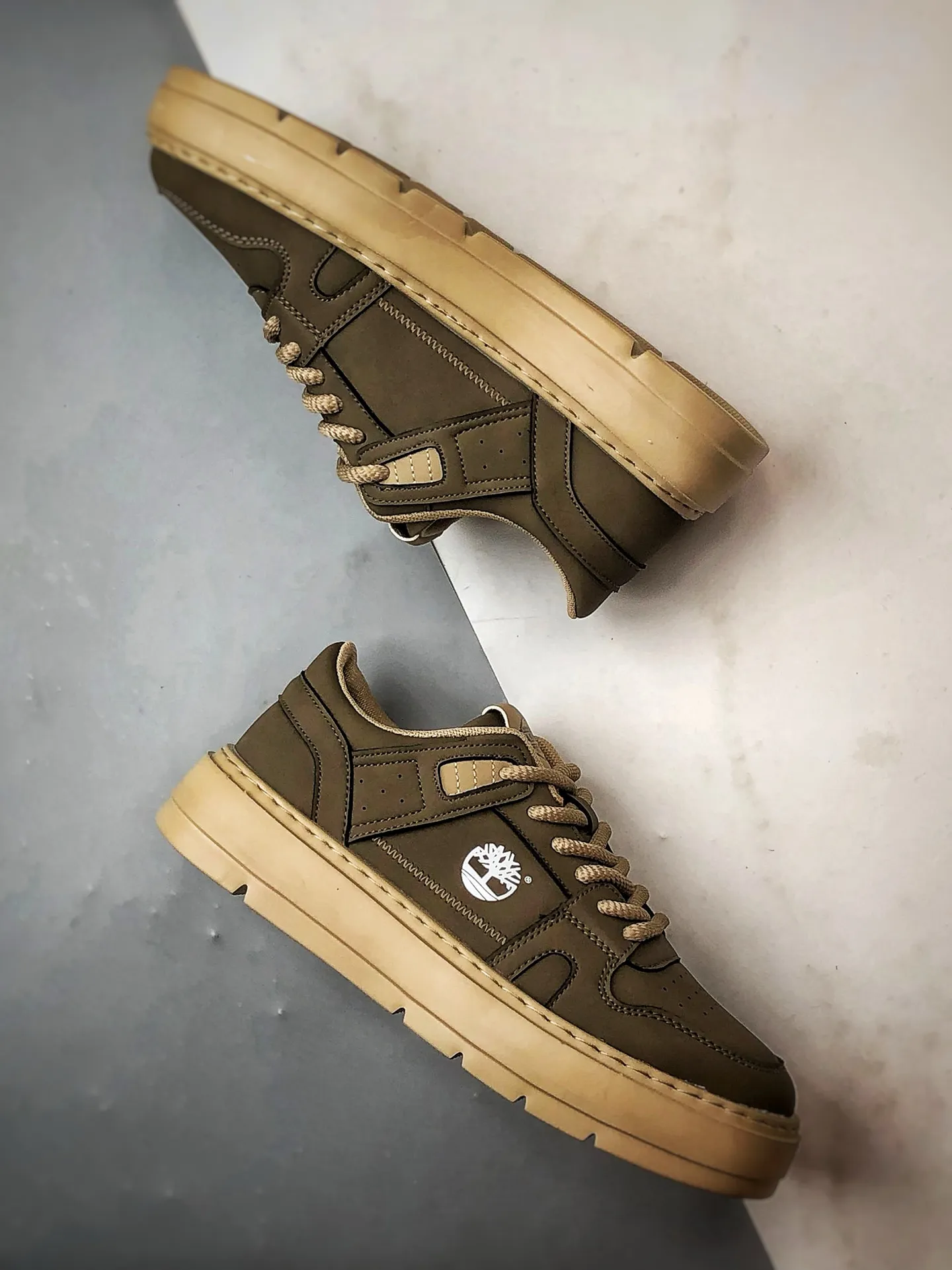 💰400 Timberland outdoor lightweight low-cut casual Martin boots, Guangdong factory quality, original box and original packaging, fashionable and trendy matching. The fabric is made of Italian 🇮🇹 top-grade frosted fine-grained cowhide. It is equipped with anti-odor and anti-corrosion genuine leather latex insoles. The outsole and hardware are all made from OEM raw materials. The full set of official website unified packaging gives you a perfect wearing experience. High-quality and durable, a must-have for sportsmen. High-quality and first-class foot feel. This year's autumn and winter trendy outdoor is suitable for daily matching. Item number: TB088009713 Size: 39 40 41 42 43 44 (standard size)
